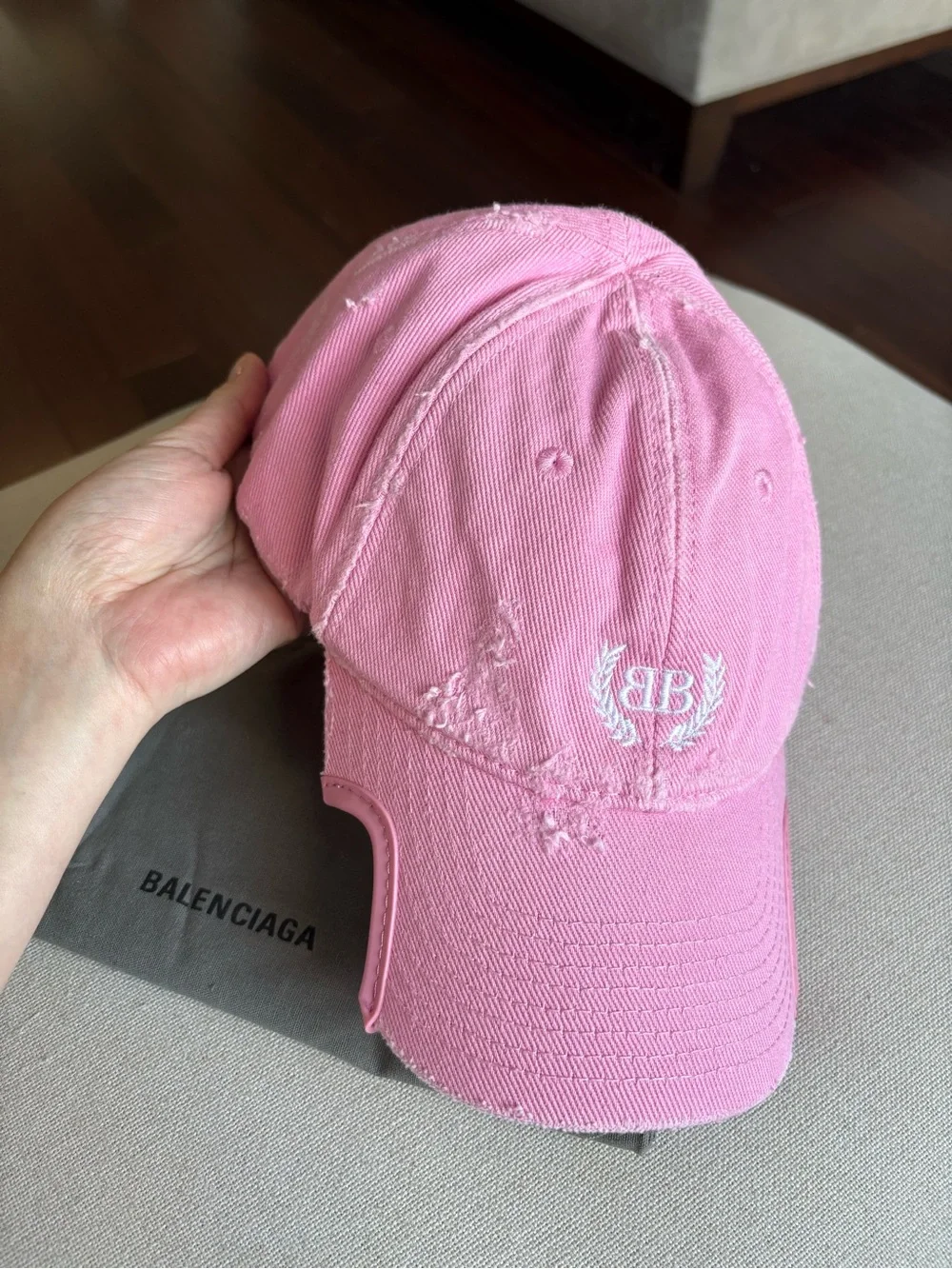 Balenciaga Unisex Laurel Baseball Cap Distressed Baby Pink Logo One Size - Picture 14 of 14